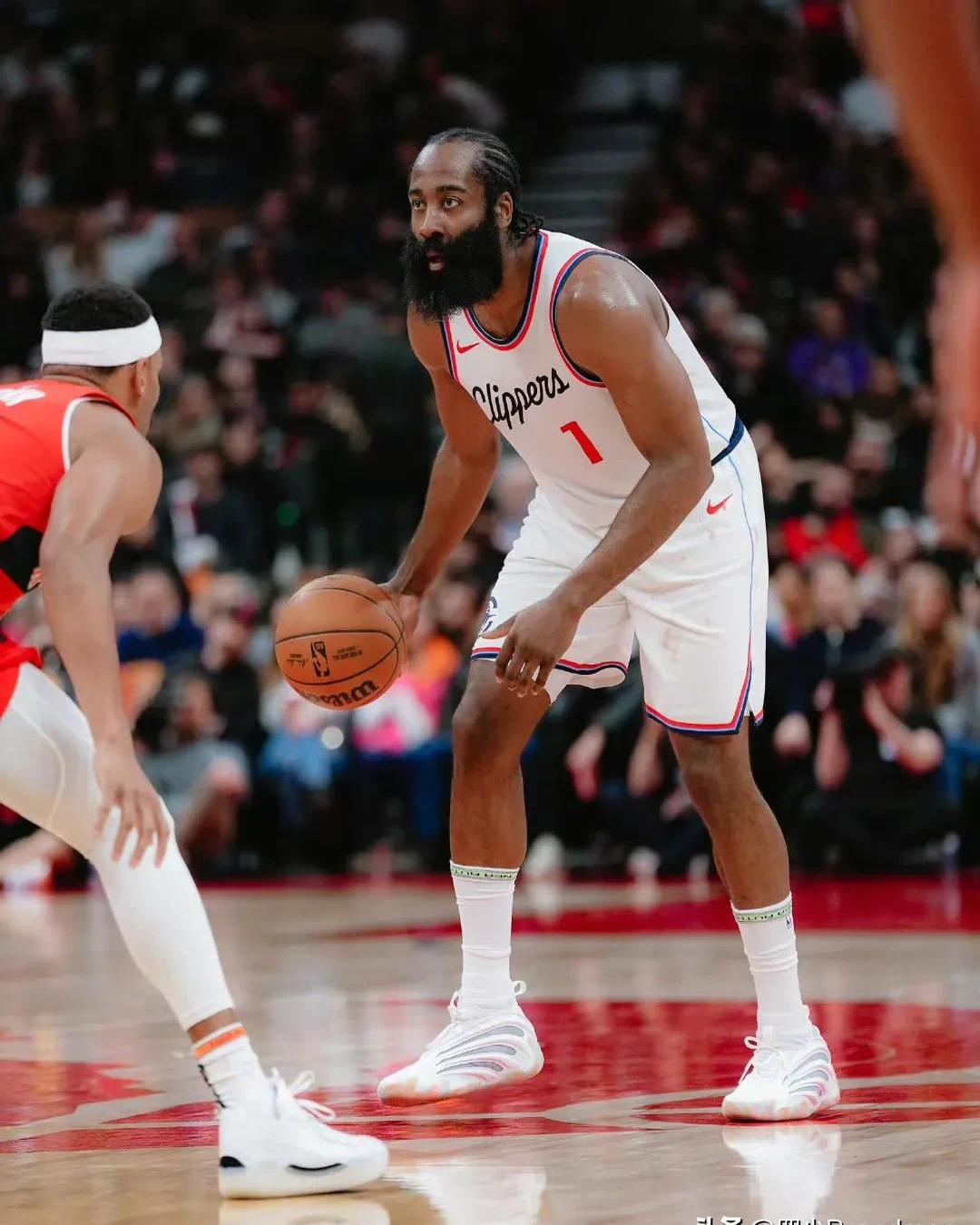 包含领先优势明显首场状态出色，湖人观众沸腾！，哈登重返赛场气势如虹延续的词条