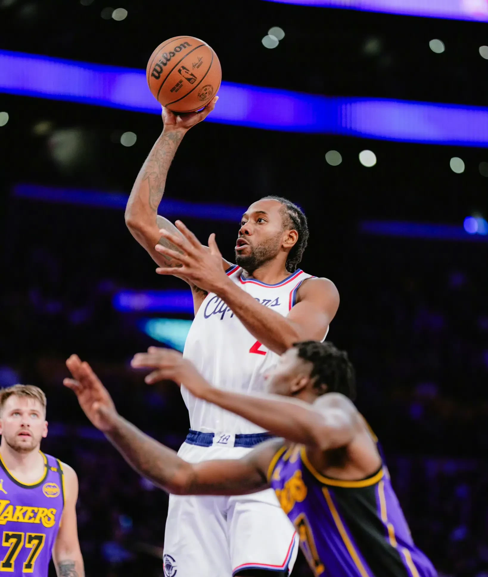 包含领先优势明显首场状态出色，湖人观众沸腾！，哈登重返赛场气势如虹延续的词条