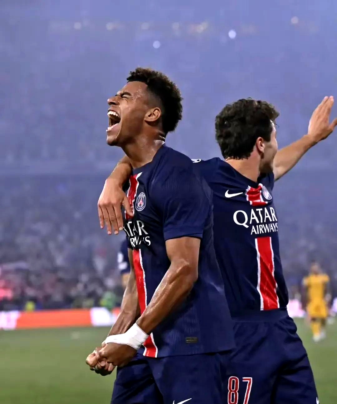 包含巴黎圣日耳曼不断突破！，莱万多夫斯基连续二十场比赛得分超过败北观众掌声雷动的词条